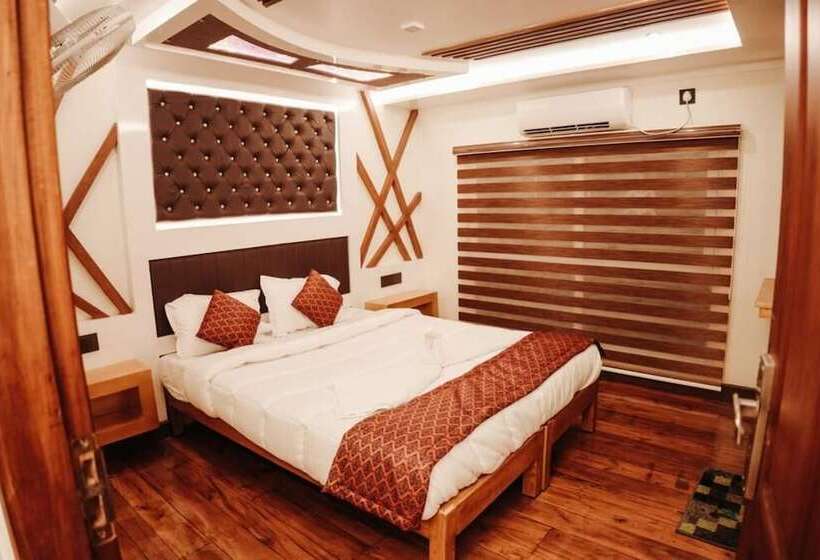 Отель Double Decker Houseboat