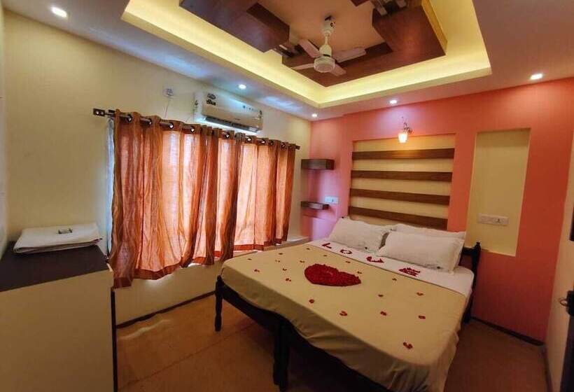 Отель Double Decker Houseboat