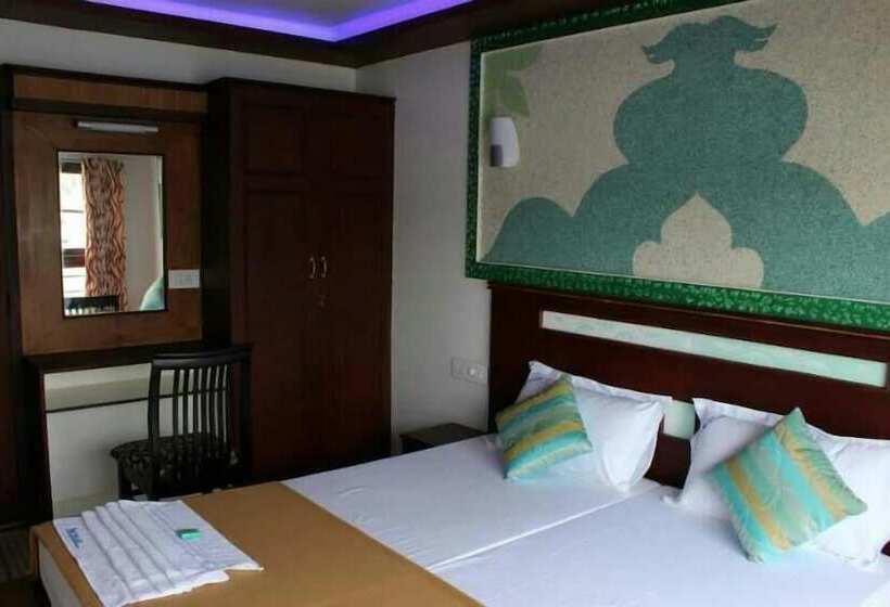 Отель Double Decker Houseboat