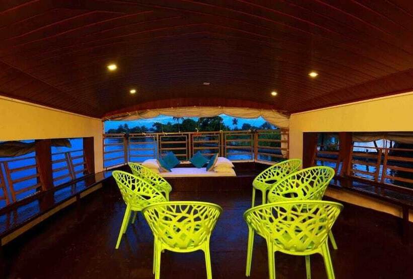 Отель Double Decker Houseboat