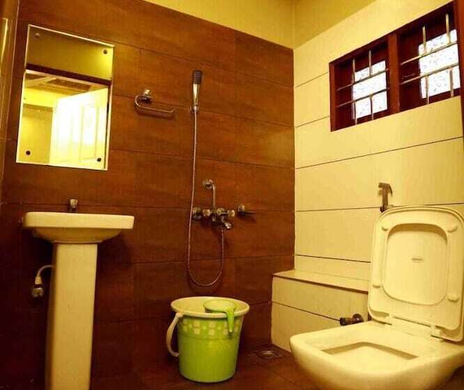 Отель Double Decker Houseboat