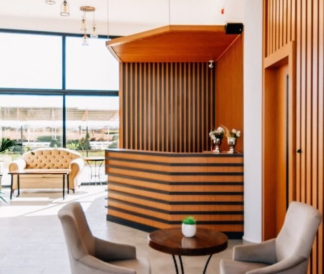 בית מלון כפרי Cezar S Airport