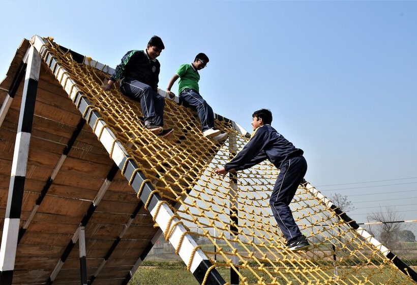 호텔 Delta 105   A Military Themed Adventure Park