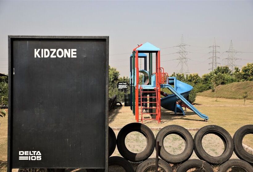 호텔 Delta 105   A Military Themed Adventure Park