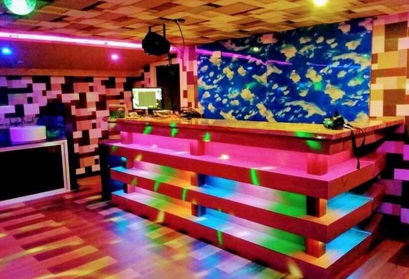 Отель Double Decker Houseboat