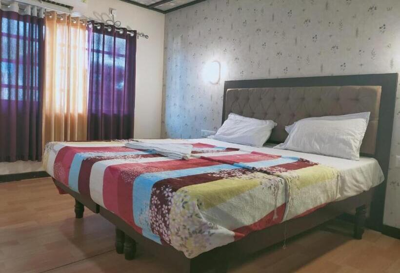 Отель Double Decker Houseboat