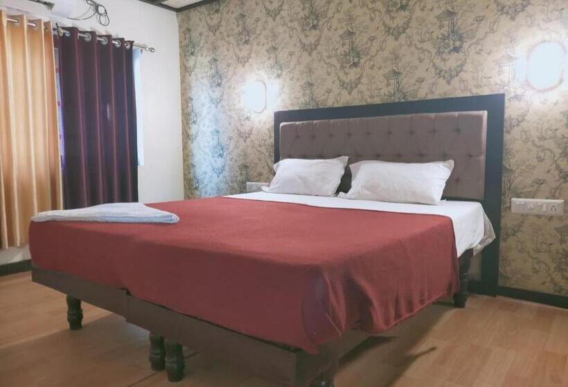 Отель Double Decker Houseboat