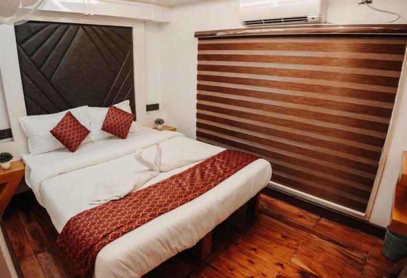 Отель Double Decker Houseboat