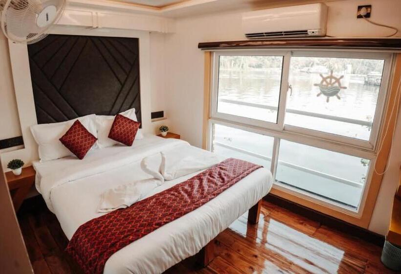 Отель Double Decker Houseboat