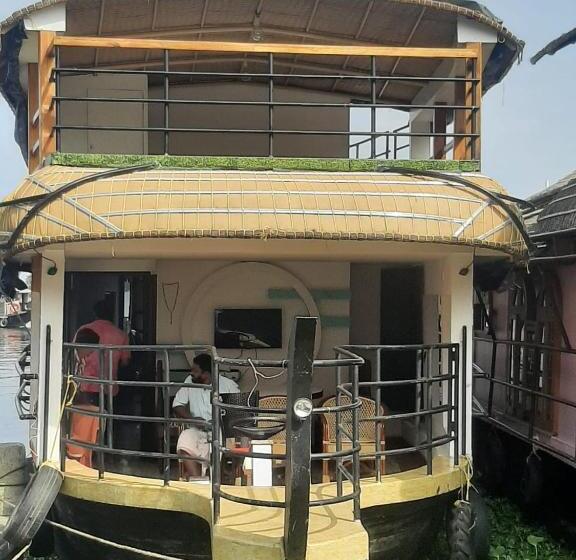 Отель Double Decker Houseboat