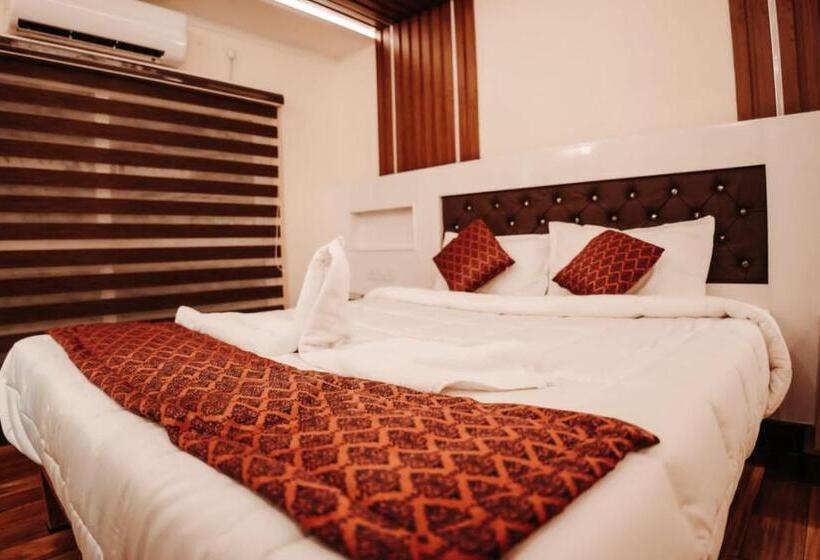 Отель Double Decker Houseboat