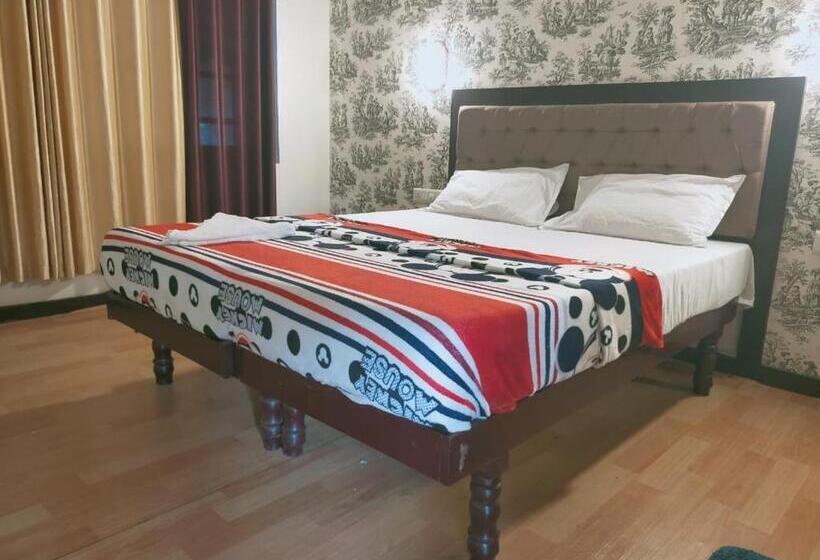 Отель Double Decker Houseboat