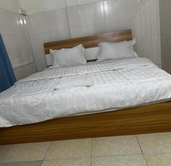 فندق Everest Restaurant And Guest House