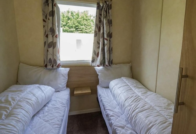 Отель Caravansleeps8 Hottub Fireplace Garden Patio