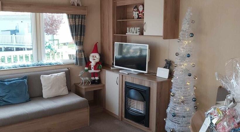 Отель Caravansleeps8 Hottub Fireplace Garden Patio