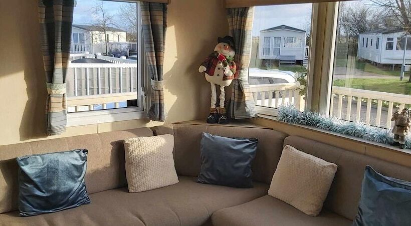 Отель Caravansleeps8 Hottub Fireplace Garden Patio