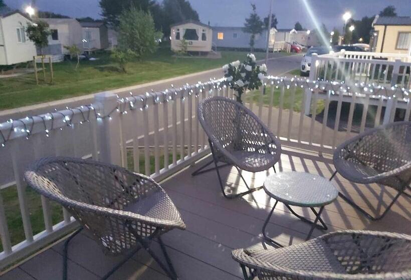 Отель Caravansleeps8 Hottub Fireplace Garden Patio