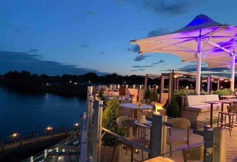 Отель Caravansleeps8 Hottub Fireplace Garden Patio