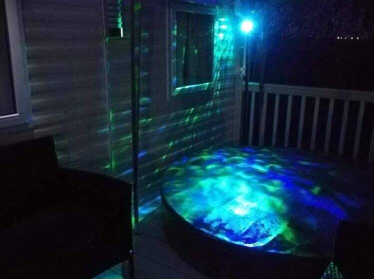 Отель Caravansleeps8 Hottub Fireplace Garden Patio