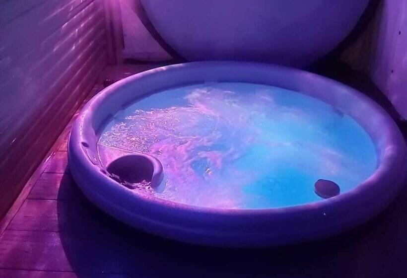 Отель Caravansleeps8 Hottub Fireplace Garden Patio