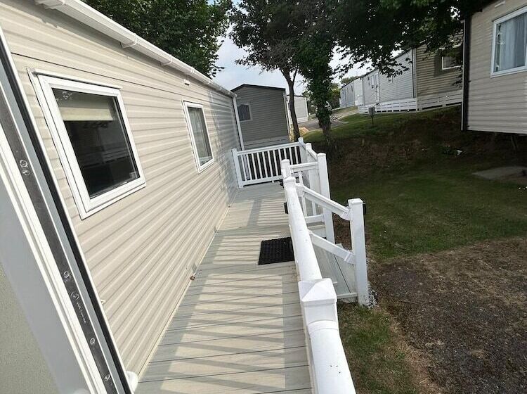 Отель Caravansleeps4 Beachfront Garden Patio