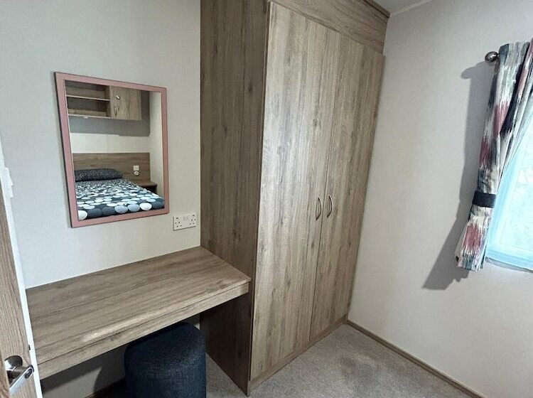 Отель Caravansleeps4 Beachfront Garden Patio