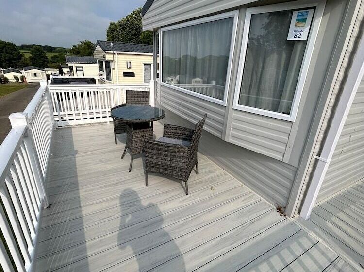 Отель Caravansleeps4 Beachfront Garden Patio