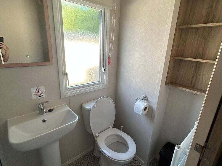 Отель Caravansleeps4 Beachfront Garden Patio