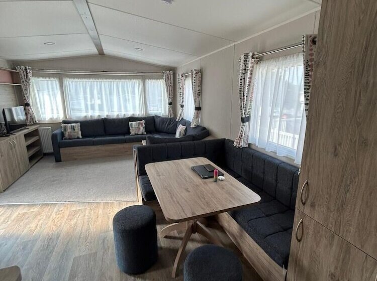 Отель Caravansleeps4 Beachfront Garden Patio