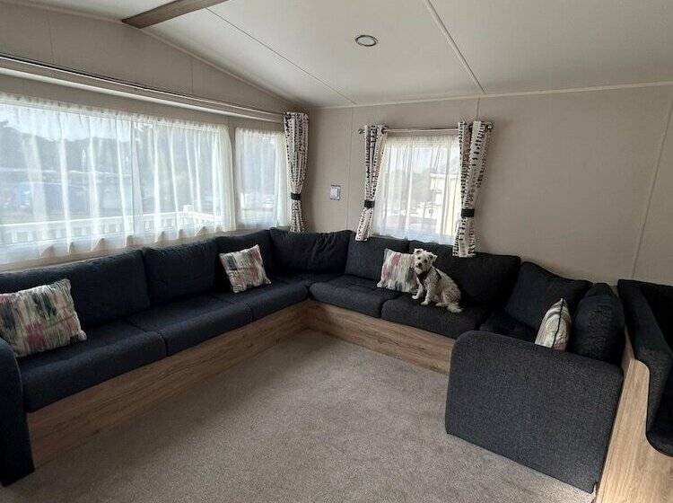 Отель Caravansleeps4 Beachfront Garden Patio