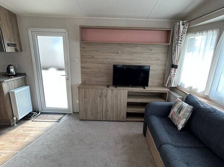 Отель Caravansleeps4 Beachfront Garden Patio