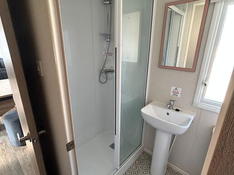 Отель Caravansleeps4 Beachfront Garden Patio