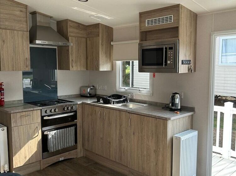 Отель Caravansleeps4 Beachfront Garden Patio