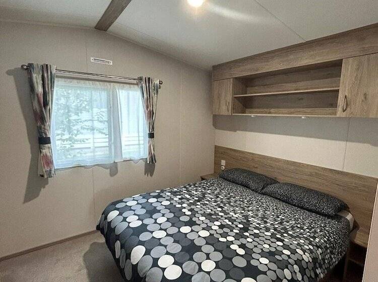 Отель Caravansleeps4 Beachfront Garden Patio