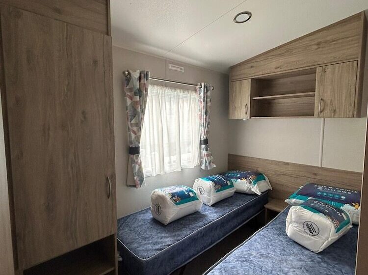 Отель Caravansleeps4 Beachfront Garden Patio