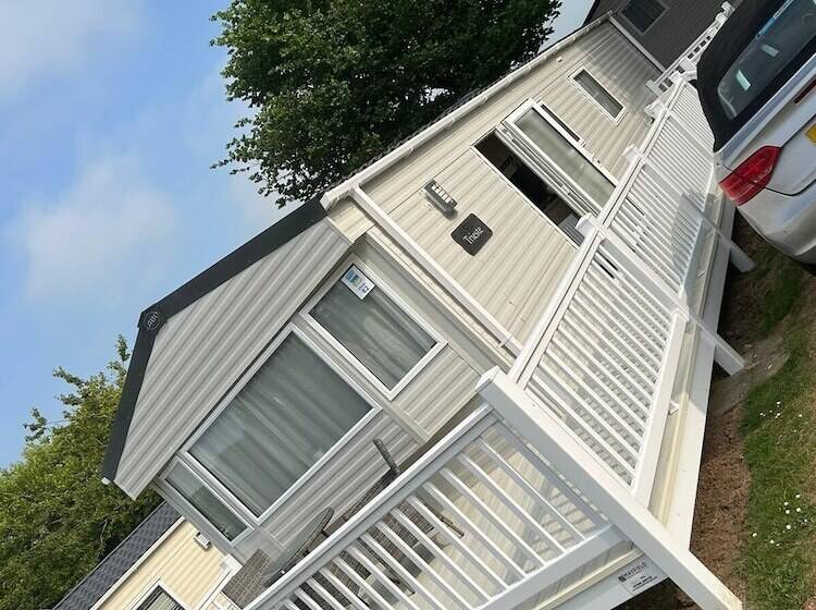 Отель Caravansleeps4 Beachfront Garden Patio