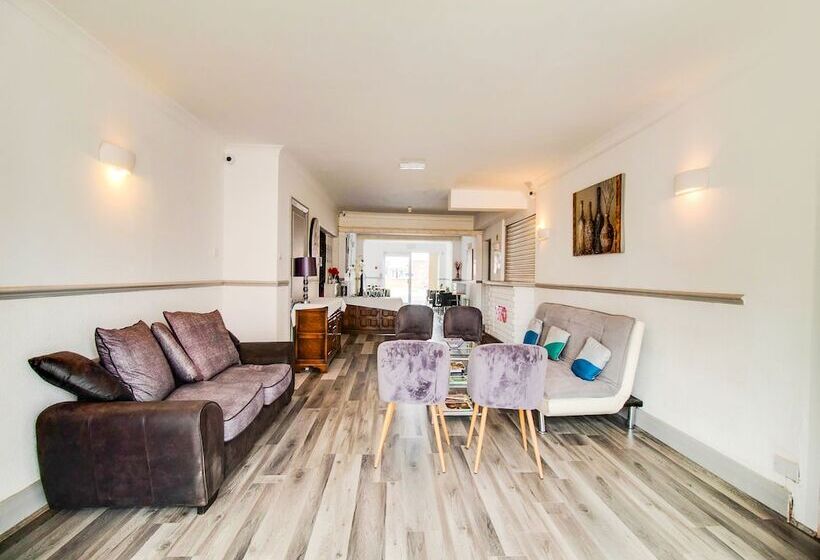 Отель Eastbourne Lodge