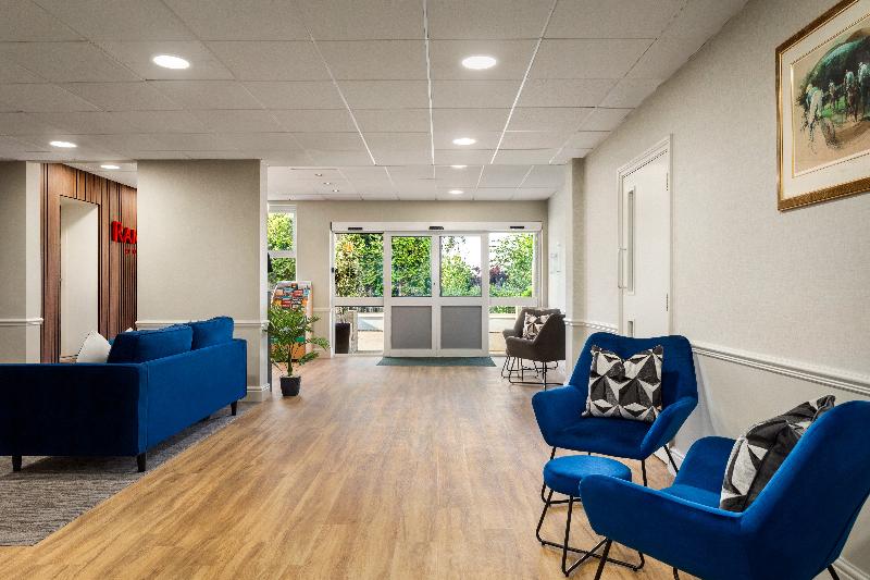 فندق Ramada By Wyndham Cheltenham