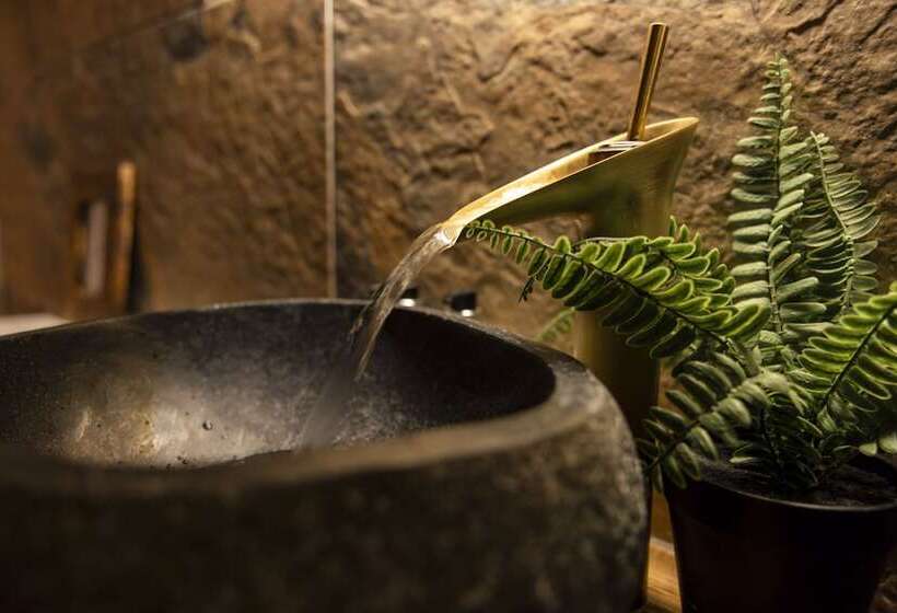 هتل Romantic Lodge On Edge Of Nature Reserve