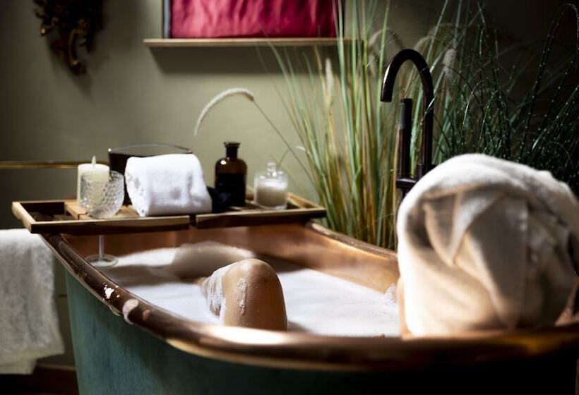 هتل Romantic Lodge On Edge Of Nature Reserve