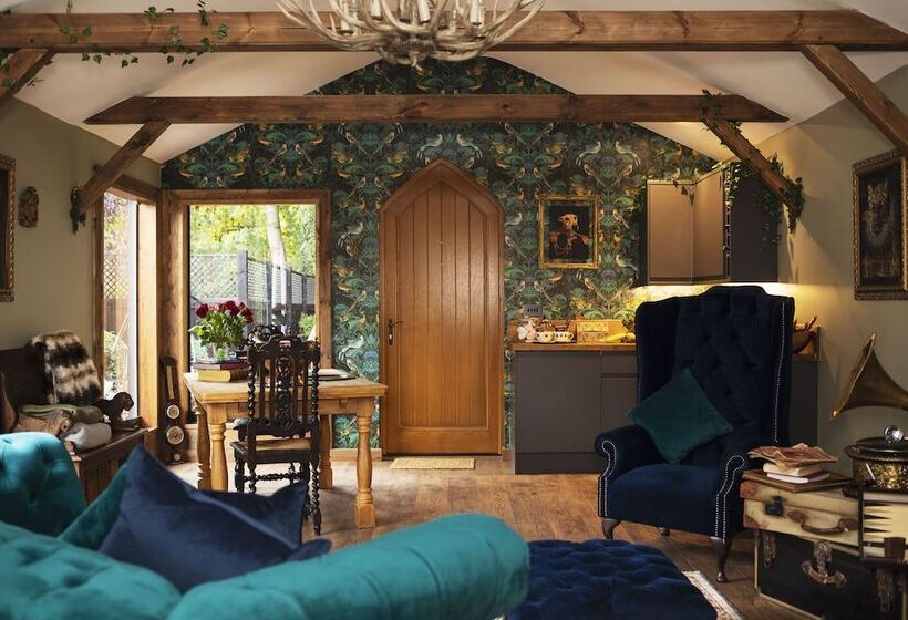 هتل Romantic Lodge On Edge Of Nature Reserve