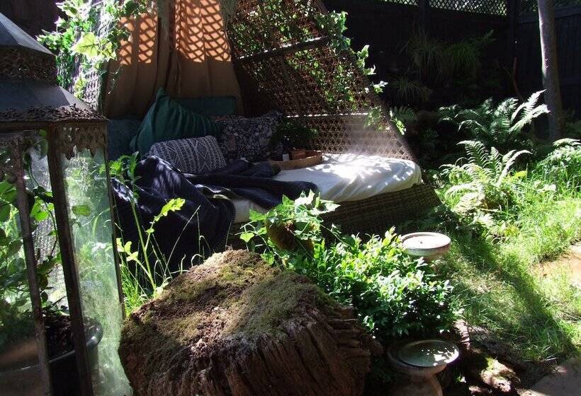 هتل Romantic Lodge On Edge Of Nature Reserve