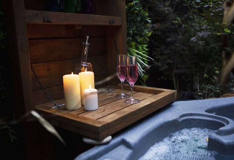 هتل Romantic Lodge On Edge Of Nature Reserve