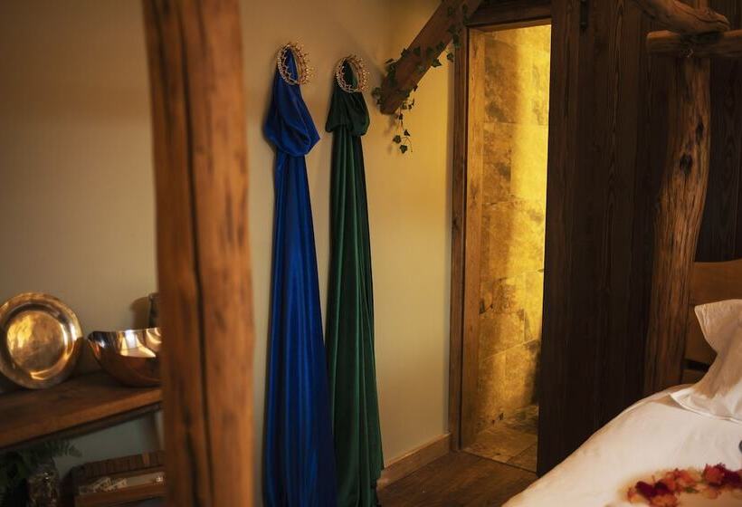 هتل Romantic Lodge On Edge Of Nature Reserve