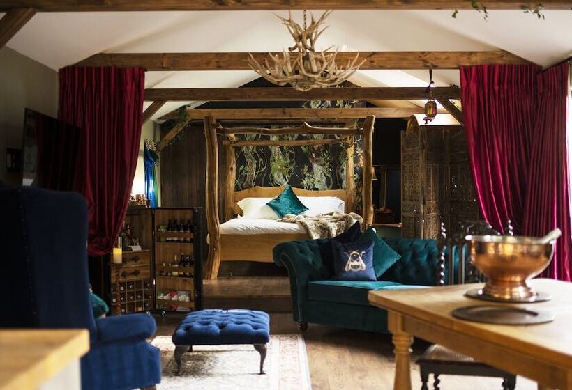 هتل Romantic Lodge On Edge Of Nature Reserve