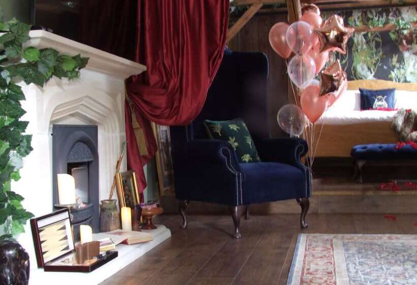 هتل Romantic Lodge On Edge Of Nature Reserve