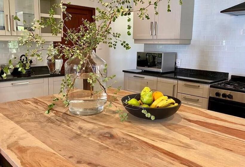 Отель Simbavati Homestead