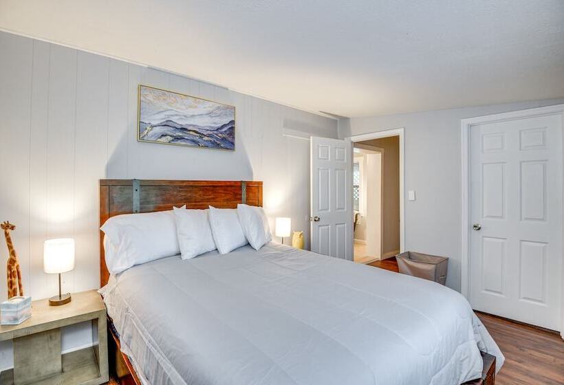 Patio & Grill: Idyllic Sorrento Vacation Home!