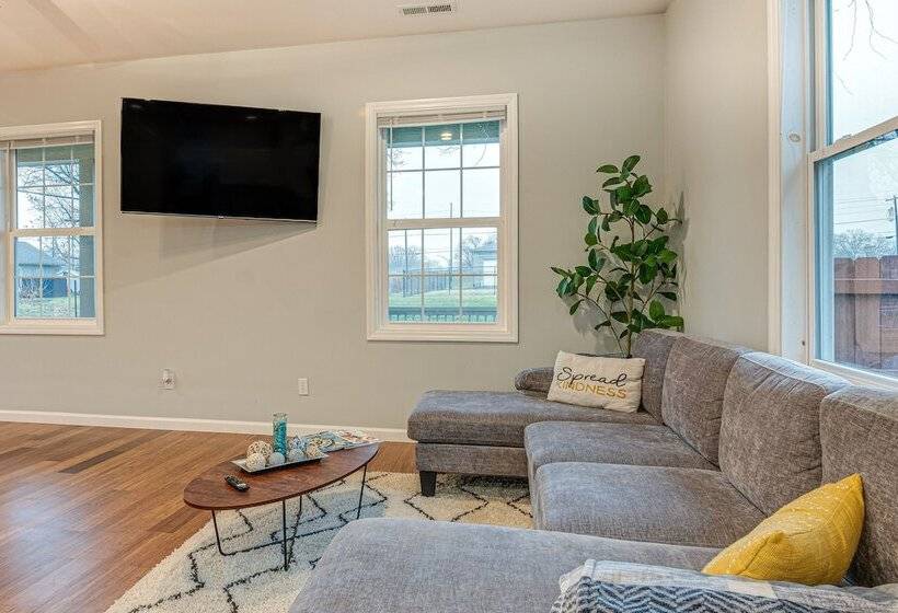 Indianapolis Home W/ Fire Pit: 3 Mi To Downtown!