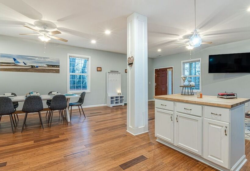 Indianapolis Home W/ Fire Pit: 3 Mi To Downtown!